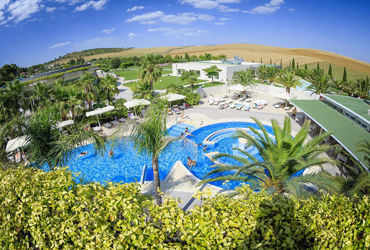 Unahotels MH Matera: un hotel con piscina a pochi passi dai Sassi