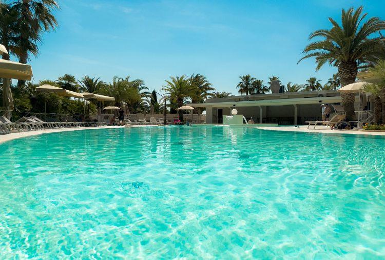 1 Notte in B&B o Mezza Pensione anche con Spa o Piscina Esterna per 2 persone
