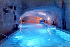 Dal 3 Novembre: 1 Notte nei Sassi con SPA e Accesso alla Piscina Riscaldata anche in Camera in Grotta con Idromassaggio per 2 persone