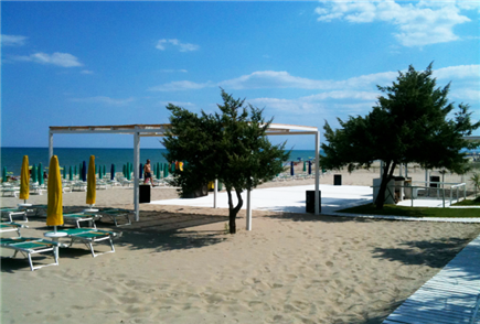 Anche Sabato e Domenica: Accesso al Lido con Ombrellone, Lettino e Canoa anche con Light Lunch per 2 o 3 persone