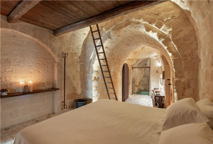 1 Notte nei Sassi in Suite con Vasca Idromassaggio o Vasca in Pietra per 2 persone