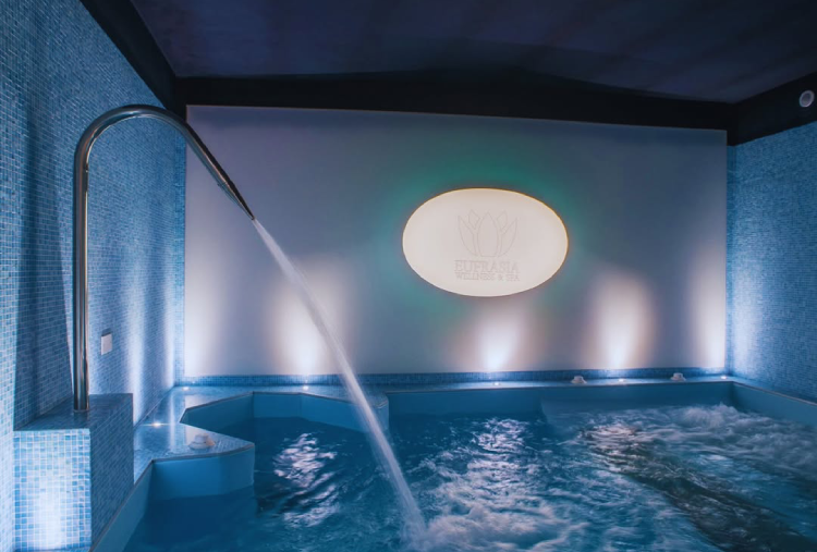 Dal 31 Dicembre al 2 Gennaio: 2 Notti a Capodanno con Cenone con Musica, Pranzo di Capodanno e Percorso Benessere per 1 persona