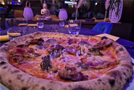 Anche Sabato a Cena: Menù Pizza con Antipasti e Dessert per 2 o 3 persone 