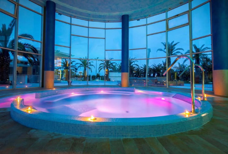 24, 25 o 26/12: 1 Notte a Natale in B&B o Mezza Pensione con Spa per 2 persone