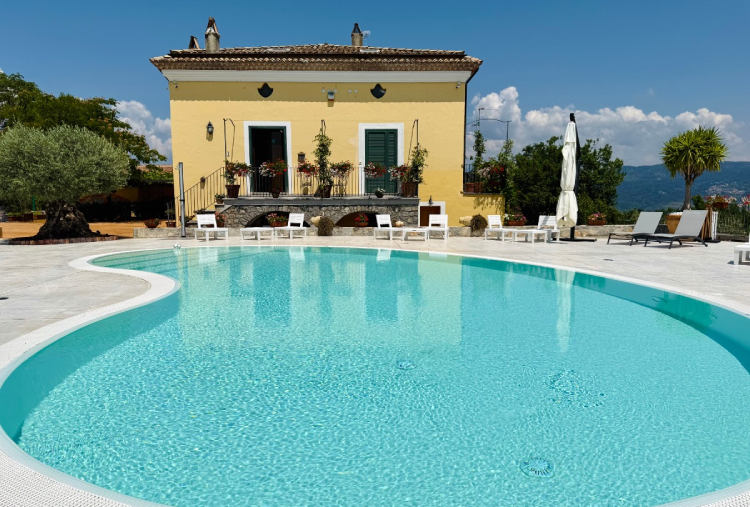 Da Giugno: 1, 2 o 3 Notti in Mezza Pensione con Accesso alla Piscina Esterna per 2 persone