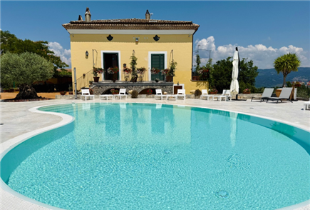 Da Giugno: 1, 2 o 3 Notti in Mezza Pensione con Accesso alla Piscina Esterna per 2 persone