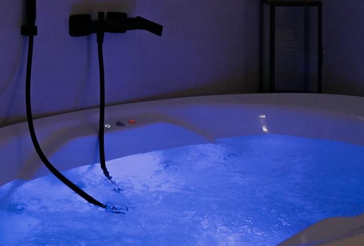 1 Notte in Suite con Vasca Idromassaggio e Spa Esclusiva e Riservata anche con Massaggio per 2 persone