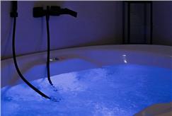 1 Notte in Suite con Vasca Idromassaggio e Spa Esclusiva e Riservata anche con Massaggio per 2 persone